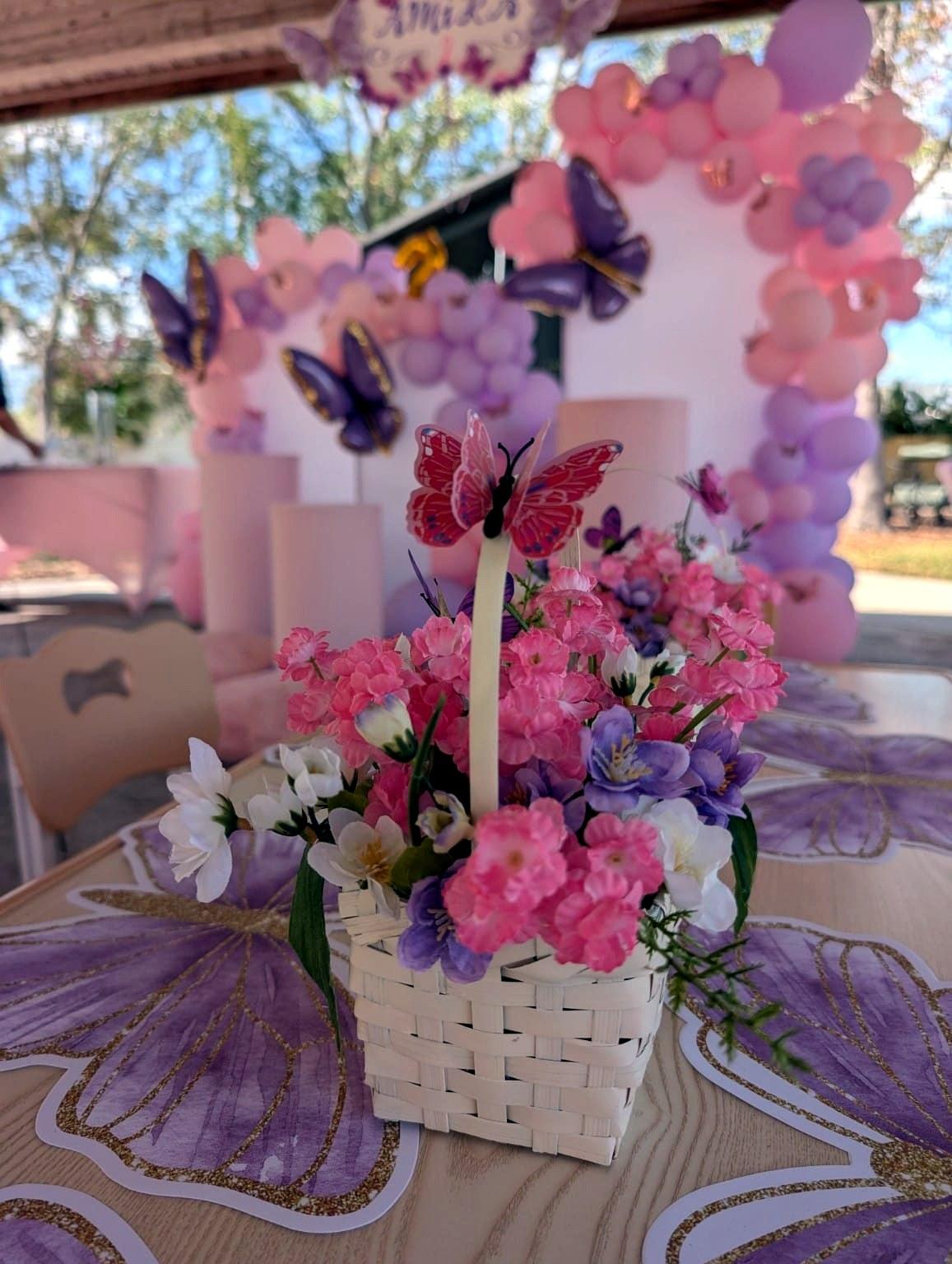 Decoración de cumpleaños con tema de mariposas en lila y rosa