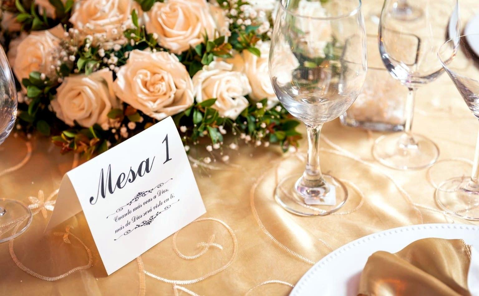 Mesa de boda elegante en dorado con rosas color champán