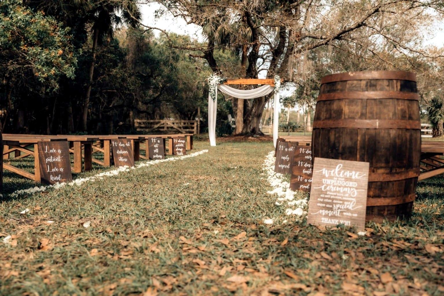 Ceremonia de boda al aire libre bajo los árboles