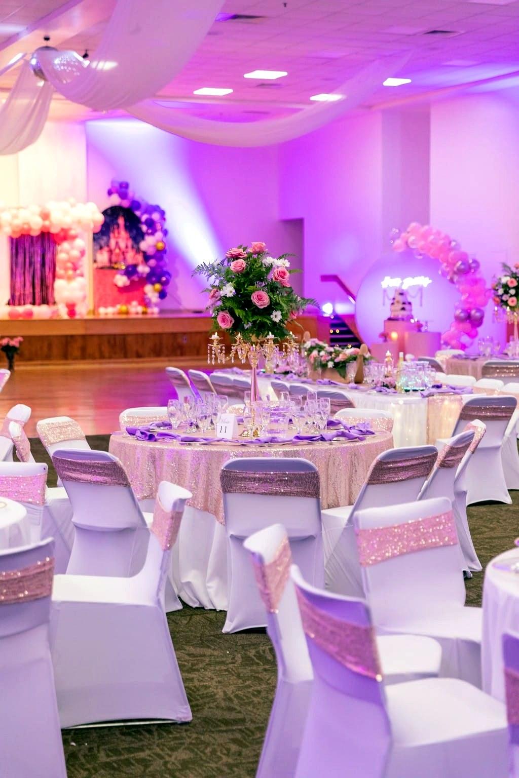 Mesas de quinceañera con lentejuelas rosas y centros florales